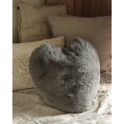 Fluffy heart grå - kudde i fuskpäls