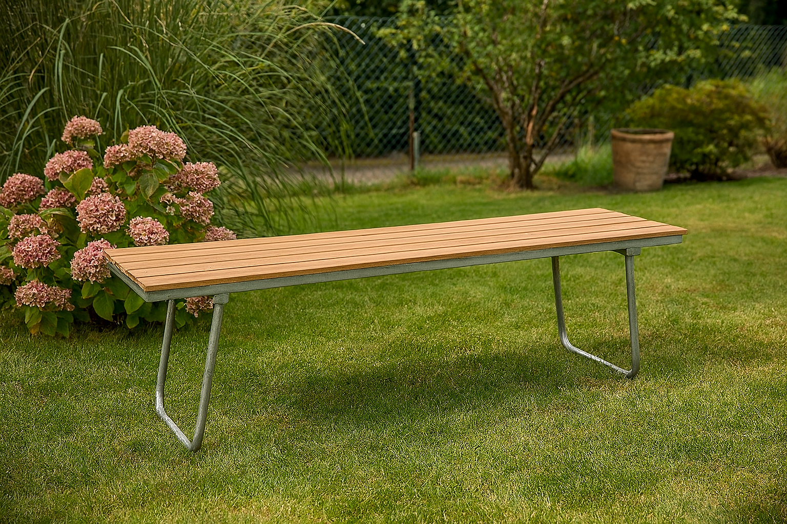 Trädgårdsbänk Teak Galvaniserat Stål Möllan Utemöbler + Rengöringsspray för utemöbler